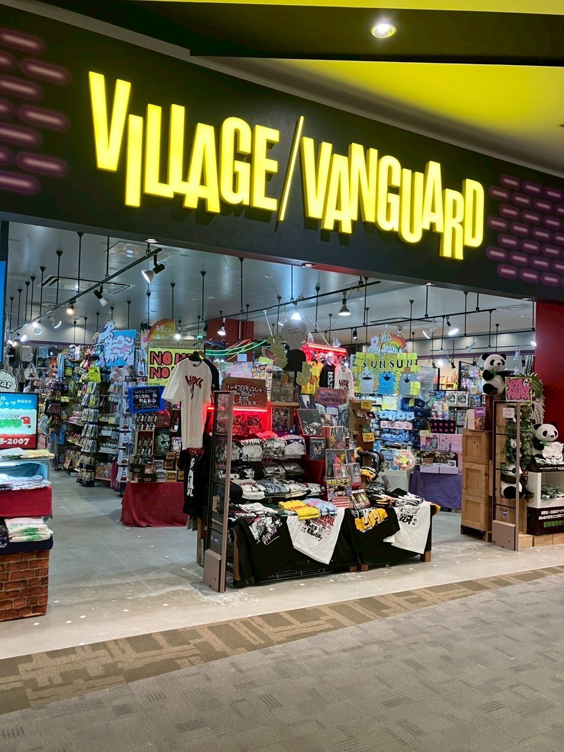 ヴィレッジヴァンガード イオンモール和歌山店（Village Vanguard  AEON MALL Wakayama 빌리지 뱅가드 Village Vanguard ）の店舗外観